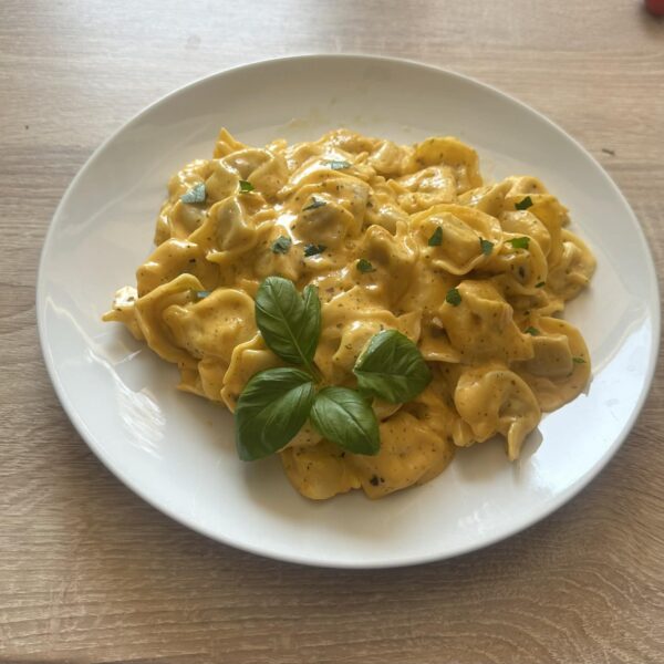 Húsos tortellini cheddar sajtmártással és  reszelt sajttal