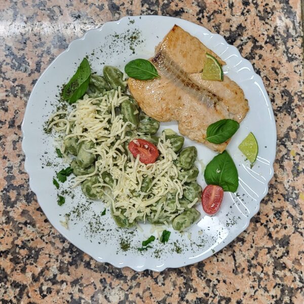 Spenótos gnocchi tejszínes ,fokhagymás  szószban, roston lazac filével