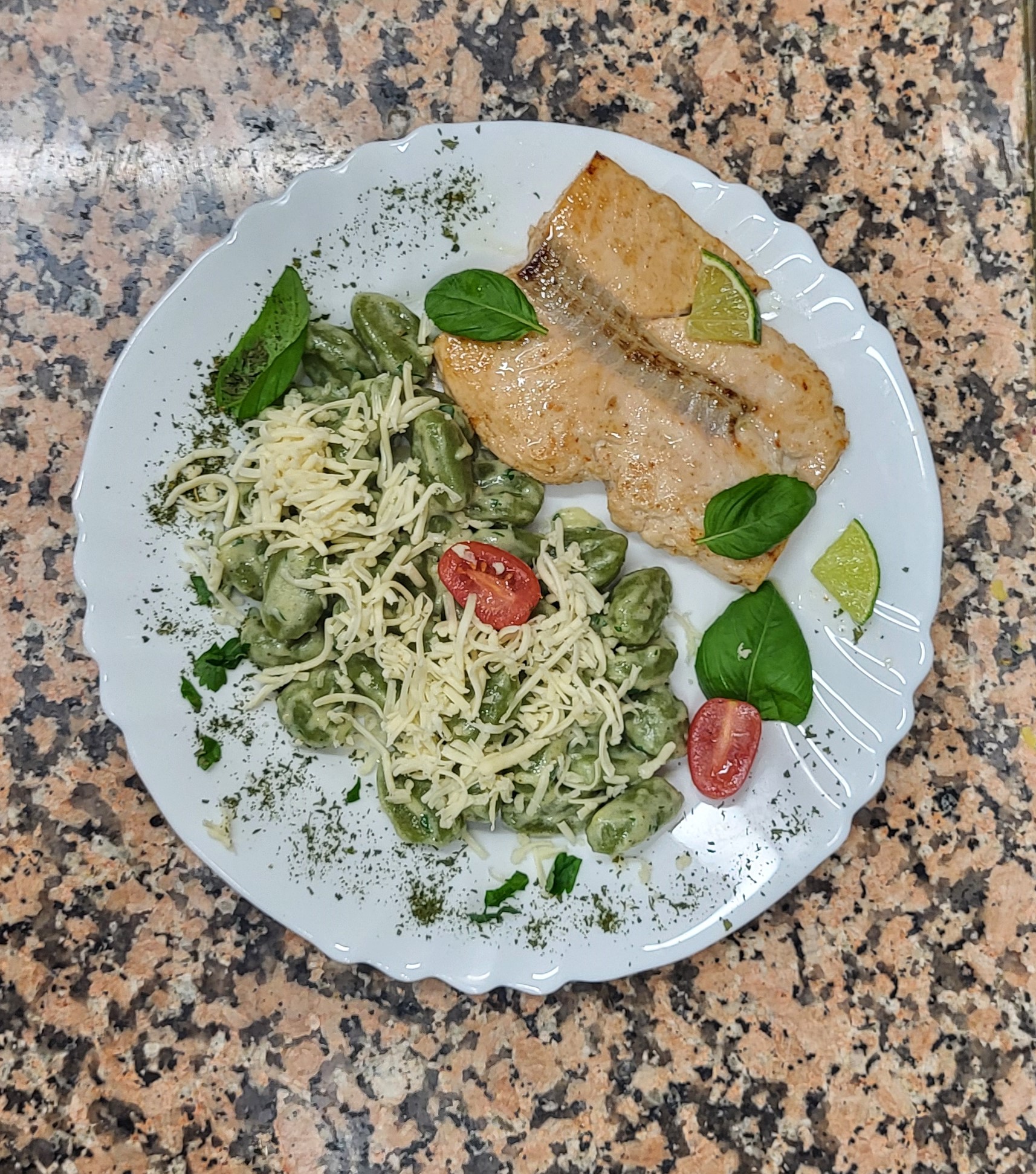 Spenótos gnocchi tejszínes ,fokhagymás  szószban, roston lazac filével