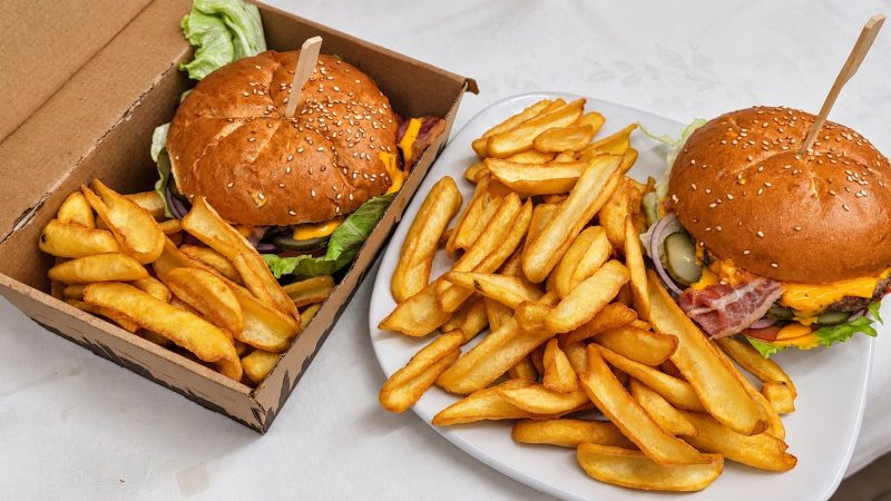 17. Csípős cheddar szószos Hamburger (csónakburgonyával)