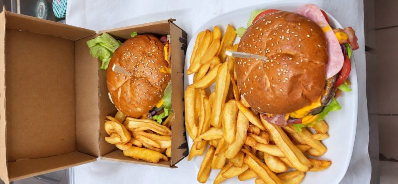 16. Sajtos-sonkás Hamburger (csónakburgonyával)