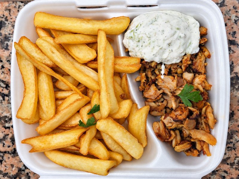 Gyros tál tzatzikivel, zöldsalátával