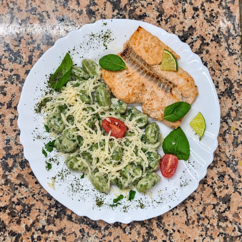 Spenótos gnocchi tejszínes, fokhagymás szószban, roston lazac filével