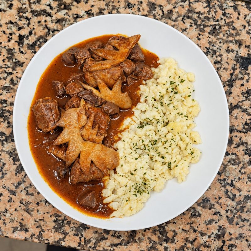 Zúzapörkölt taréjjal, kakas tökével és nyakkal